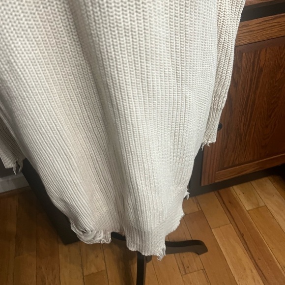 Vintage Havana Women’s Cold Shoulder Distressed Sweater - Picture 4 of 9